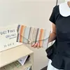 Bolsa de mão de design de nicho moderna transfronteiriça para mulheres, novo estilo verão 2026, bolsa quadrada pequena tecida em cores contrastantes, bolsa versátil para festa
