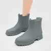 Botas de lluvia de moda transfronterizas Botas de lluvia Chelsea cortas de moda japonesa y coreana para mujer Zapatos de goma antideslizantes para mujer Calzado para exteriores todo a juego para mujer