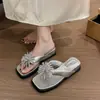 Chanclas de cuña con diseño de pedrería estilo francés para mujer, para uso exterior en verano, nuevo modelo 2026, adecuadas para combinar con faldas, chanclas de dedo con plataforma gruesa