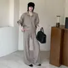 Conjunto de duas peças de malha com lapela e botões para mulheres, apresentando um top de manga longa com ombros caídos e modelagem solta e calças de cintura alta com cordão e perna larga, um look casual