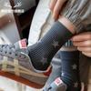 Calcetines estilo coreano otoño e invierno nuevos productos europeos calcetines de tubo medio de estrella de cinco puntas calcetines de tubo medio ins personalidad tendencia de moda calcetines para mujer
