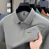 Camisa de Color Sólido Estilo Bolsillo Nueva de Verano con Cuello de Solapa, Camisa Versátil para Hombres de Negocios, Top Holgado de Manga Corta con Logo Bordado