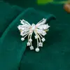 Broche de Lazo de Cristal para Mujer, Sensación de Alta Gama, Lujo Ligero, Pin para Solapa de Traje, Hebilla Fija de Alta Calidad Anti-Exposición, Accesorios