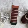 Meias listradas retrô de cano médio para outono e inverno femininas, meias sem costura em blocos de cor com babados, perfeitas com sandálias Birkenstock, meias artísticas cor de café para crescimento