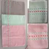 Atacado do Fabricante Toalha de Algodão Lisa 70g, Macia e Absorvente, Adequada para Barracas de Rua, Proteção do Trabalho, Presentes de Bem-Estar, e Pode Ser Bordada com Logo