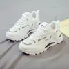 Sapatos femininos de verão Novos sapatos de malha respirável Sapatos brancos femininos de estilo coreano para todos os jogos Sapatilha de sola grossa Sapatos casuais Torre