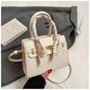 Bolsa Pequena de Luxo 2025 Novo Estilo Bolsa Feminina Primavera e Verão Versátil Bolsa Transversal Retrô Bolsa Quadrada Pequena Bolsa Kelly Portátil