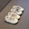 Tênis Feminino 2026 Primavera e Outono Nova Moda Estiloso Casual Sola Macia Antiderrapante Versátil Desenho Animado Sapatos Infantis