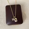 Colar Cruz com Duas Placas Brilhantes de Diamante Dourado para Mulheres, Luxo Leve, Alto Padrão, Personalizado, Corrente de Pescoço da Moda e Tendência, Corrente de Clavícula