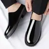 Mules de bico fechado em couro envernizado brilhante, mules em cor degradê, sapatos formais casuais da moda, mocassins de tamanho grande, sapatos masculinos