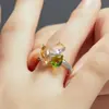 Anillo Geométrico Tricolor Retro Francés Artístico Lujo Ligero Sentido de Gama Alta Incrustado con Gemas Artificiales Apertura Ajustable Joyería