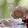 Porta-copos de Porcelana de Jade de Alta Qualidade com Design de Pétalas Gravadas em Monocromático de Alto Valor para Conjunto de Chá Kung Fu Doméstico e Acessórios de Chá