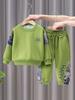 1047 Conjunto de Ropa de Otoño para Niños 2026 Ropa Nueva Genial y Elegante para Niños Primavera y Otoño Sudadera con Parches de Oso Conjunto de Dos Piezas para Otoño