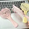 Peine Masajeador Compacto Hueco Estilo Dibujos Animados de Pata de Gato con Dientes Suaves Lindos, Esponjoso, Portátil, Color Caramelo para Estudiantes