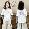 Camiseta de algodón de manga larga con cuello redondo y estampado de chica de dibujos animados, corte holgado, versátil, con rayas, imitación de dos piezas para niñas pequeñas