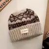 Chapéu estilo Fair Isle para mulheres, com forro de fleece espesso para aquecimento no outono e inverno, protege as orelhas, afina o rosto, gorro de tricô, resistente ao frio e com estilo Lei Feng