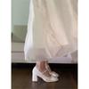 Zapatos Blancos Mary Jane Zapatos de Dama de Honor Dulce Tacón Grueso que Aumenta la Altura Poco Profundos Versátiles Perla Zapatos de una Sola Tira Tacones Altos Mujer