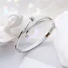 Pulsera Minimalista con Tachuelas de Diseño de Nicho Popular en Europa y América, Pulsera de Acero Inoxidable con Diamantes Incrustados en Forma de Cruz Estilo Lujo Ligero Venta al por Mayor