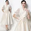 Foto Real de un Elegante Vestido de Satén con Escote en V y Mangas Abullonadas, Cintura de Corbata, Vestido Ceñido de Corte A con Adornos Florales