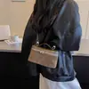 Bolso versátil y minimalista para mujer, nueva colección otoño 2026, con acabado mate, textura de alta calidad y colores contrastantes, diseñado como bolso de hombro o bolso cruzado