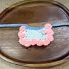 Novo crochê 13cm gato kt brinquedo de pelúcia chapéu de bolo de aniversário série de babadores urso autodepreciativo babador de baba