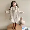 Casaco de pele para meninas, nova coleção outono/inverno 2026, casaco de inverno estiloso e quente para crianças, agasalho da moda