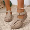 Sandalias estilo romano, un artículo popular de verano para mujer, nuevo diseño transfronterizo, disponible en tallas grandes, con diseño de punta cerrada y estilo de cuña con correa única calada 2026