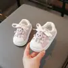 Sapatos Pequenos Brancos com Cabeça de Concha para Meninas Outono Novo Estilo Sapatos Infantis com Decoração de Desenho Animado Forrados com Lã Quente Sapatos Versáteis de Algodão