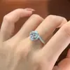 Anillo de Plata de Ley S925 Moda Brazo Retorcido Flor Moissanita Elegante Lujo Ligero Anillo de Dedo Dulce Sensación de Gama Alta Joyería de Mano para Propuesta