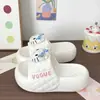 Sandalias de verano slip-on de EVA con suela gruesa para aumentar la altura, con estampado en inglés, cómodas para el uso diario y no abrasivas para los pies, para personas bajitas