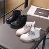 Botas de tornozelo infantis estilo britânico, coleção outono/inverno 2026, coturnos femininos estilo Martin, botas de cano baixo estilo coreano, botas de couro modernas e estilosas para estudantes