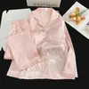 Novo conjunto de pijama para primavera e outono com sutiã embutido, apresentando um design da Kitty, tecido de seda gelada, padrão espinha de peixe e um cardigã com gola de lapela