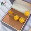 Conjunto de Tres Piezas con Patrón de Flores de Seda Doradas Antiguas, Estilo Nuevo: Collar, Anillo y Pendientes para Mujer en Color Dorado Joyería de Boda