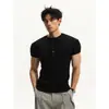 Camiseta Masculina de Verão para Fitness Show, Manga Curta, Gola Henley Preta, Punhos Apertados para Músculos, Estilo Cara de Mau, Manga Curta Estilo Old Money Americano