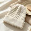 Gorro de tricô de inverno europeu e americano transfronteiriço para mulheres, forrado com fleece e espessado para aquecimento, gorro versátil para atividades ao ar livre para adultos