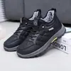 Nuevas Botas de Nieve Otoño/Invierno 2025 para Hombre Zapatos de Tela Old Beijing Suela Suave Antideslizantes para Ancianos Versátiles Estilo de Moda Zapatos de Invierno