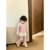 ¡Guau, esto es tan lindo para el kínder! Conjunto de niña: top de encaje de primavera tipo dos piezas con bajo de volantes y pantalones de pierna ancha