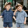 Traje de Mezclilla para Niños Atuendo de Verano de Moda Nuevo Estilo Fresco y Elegante Versátil Conjunto de Dos Piezas de Camisa de Manga Corta y Pantalones Cortos para Niños