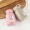 Tazas de vidrio mini portátiles lindas al por mayor con carcasas de plástico, adorables, compactas, de alto valor, tazas de agua de doble capa con impresión