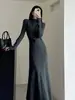 Vestido suéter elegante e simples de cor sólida com gola semi-alta, novo vestido longo de tricô solto emagrecedor para outono e inverno para mulheres