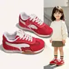 Zapatos para niños, zapatillas de entrenamiento rojas de suela blanda para niñas, modelo nuevo de otoño 2026 para estudiantes, zapatillas deportivas transpirables de malla para niños