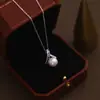 Collar de Perlas en Forma de V de Alta Gama y Elegante con Perlas de Agua Dulce Perfectamente Redondas y una Cadena Completamente de Plata S925