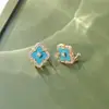Moda Vintage Brati Aretes de Fritillaria Blanca Natural Hierba de Cuatro Hojas Hebilla de Oreja de Cruz para Mujer Accesorios Estilo Buchia