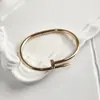 Pulseira de titânio popular europeia e americana Kajia para unhas, não desbota, para mulheres, toque de luxo leve de nicho de alta qualidade, joias de ouro 18K atacado