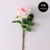 Buquê de rosas realista com toque hidratante, adequado para decoração de cenários e arranjos de casamento, oferecendo uma estética de alta qualidade