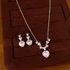 Série Rosa Brincos de Coração com Zircônia Cúbica Colar Luxo Leve Nicho Sensação de Alto Padrão Corrente de Clavícula Conjunto de Joias Doce Temperamento