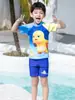 Maiô Infantil de Dragão de Leite Dupla Face para Meninos com Touca de Natação Proteção Solar para Praia de Bebê Maiô Desenho Animado Secagem Rápida Fonte Termal Natação de Meninos