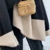 Suéter de Terciopelo de Mapache con Contraste Blanco y Negro para Mujer Otoño e Invierno 2025 de Gama Alta Holgado Perezoso de Punto Grueso