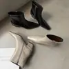 Botas femininas de tornozelo feitas de couro bovino de flor integral, apresentando um salto grosso, bico quadrado, zíper lateral e um design de salto médio, perfeitas para o outono e inverno.