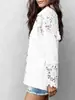 Camisa blanca de encaje patchwork de manga larga con cuello con muesca, cierre de un solo botón metálico y detalles de crochet calado en las mangas